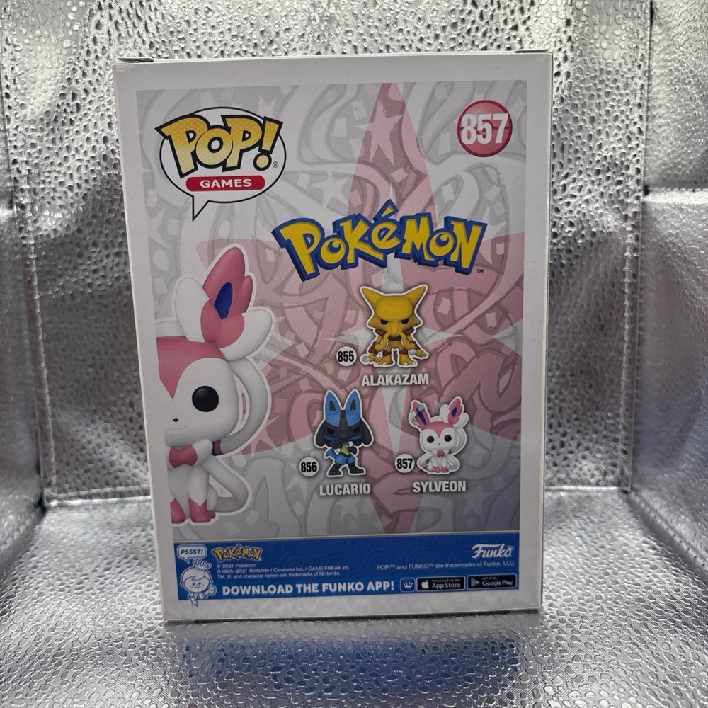 Funko Pop! Vinyl: Sylveon Pokémon Game Figure #857 - Picture 6 of 6